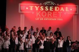 Startskot med kor, band og full blåserekke