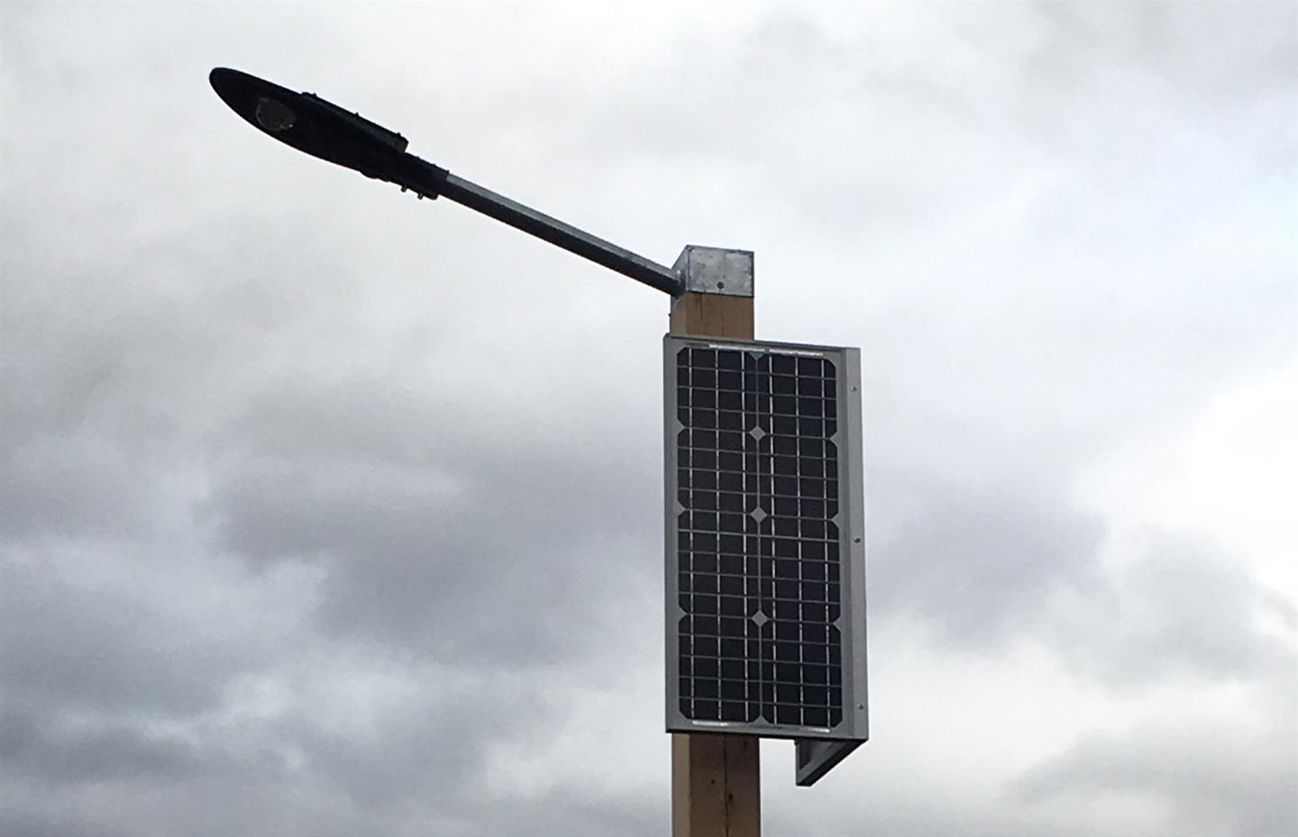 Testar solcelledrivne veglys på Sekse